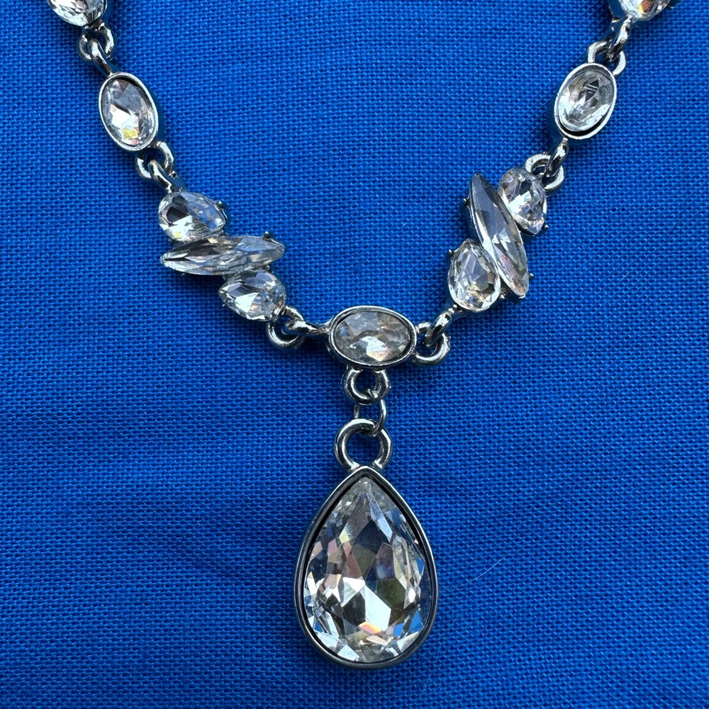 CHARMING CHARLIE Silver RSVP Rhinestone 18”-20”adjustable length necklace - Picture 4 of 9